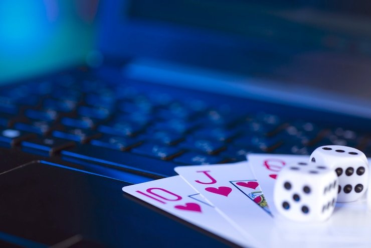 Mitra membaca panduan kerja sama digital