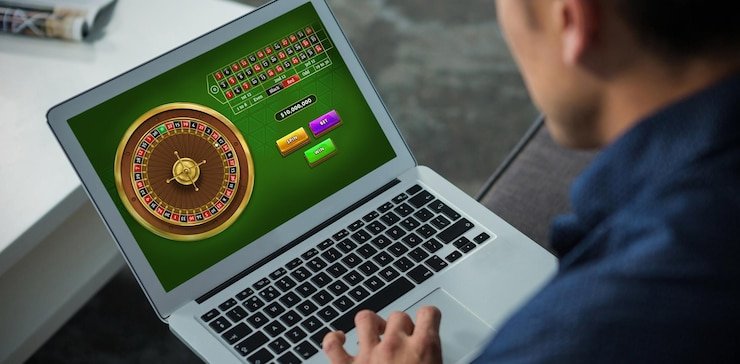Petugas membantu pertanyaan pengguna